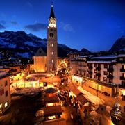 Panoramica notturna del paese di Cortina