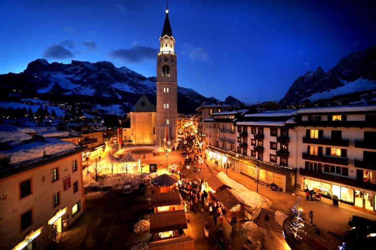 Panoramica notturna del paese di Cortina