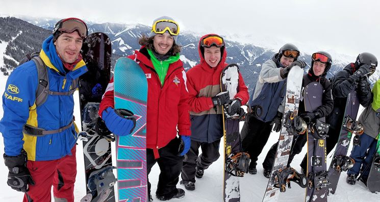 appassionati praticanti di snowboard a Piancavallo