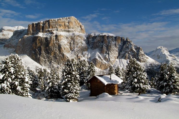 Paesaggio nevoso intorno a Canazei