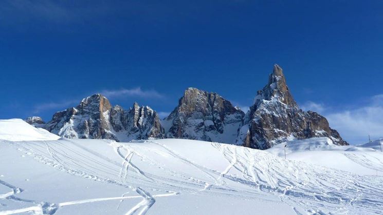 Piste da sci e montagne a Passo Rolle