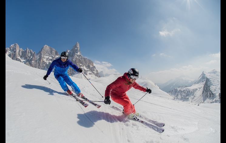 Sciatori su una pista a Passo Rolle