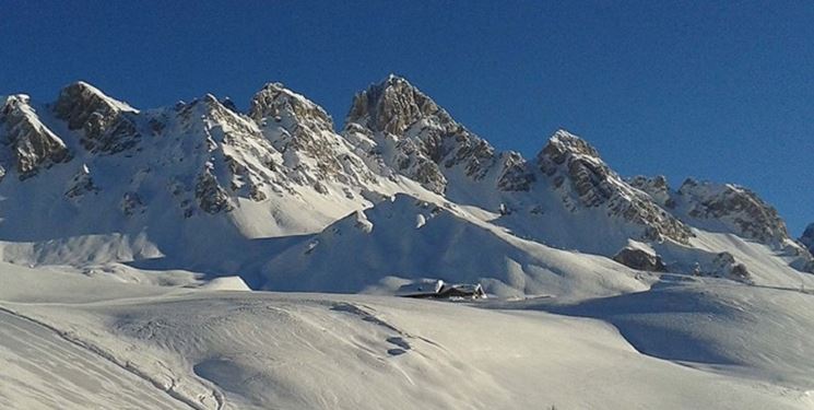 mondo di neve a Passo San Pellegrino