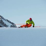 Uno sciatore in curva con sci carving