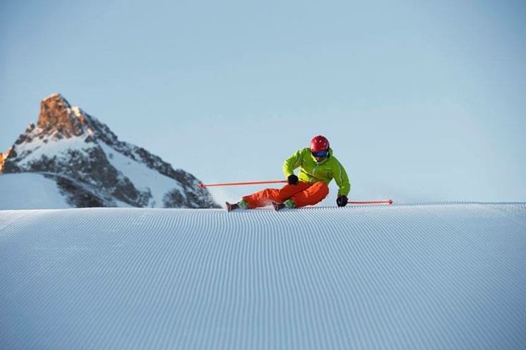 Uno sciatore in curva con sci carving