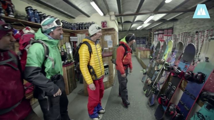 gruppo di riders osservano splitboards in un negozio