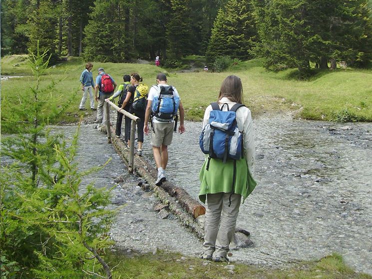 Gruppo di escursionisti che attraversa un fiume