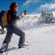 Donna trekker con pantaloni invernali