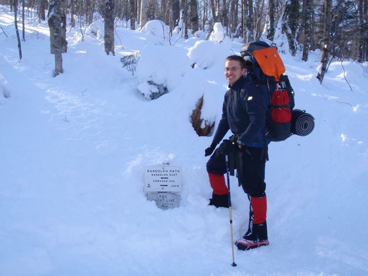  escursionista in abbigliamento invernale