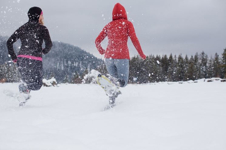 corsa nella neve con le ciaspole