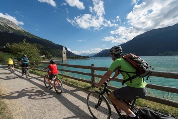 scoprire il lago di resia in bici