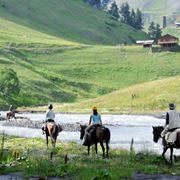 Istruttori qualificati seguono chi fa una passeggiata a cavallo