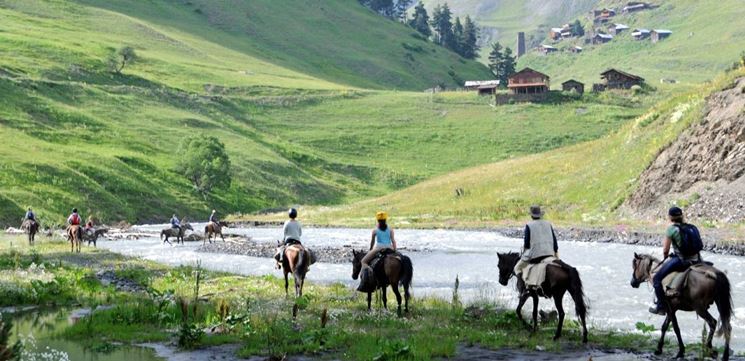 Istruttori qualificati seguono chi fa una passeggiata a cavallo