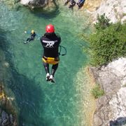 Un tuffo conclude spesso i percorsi di canyoning