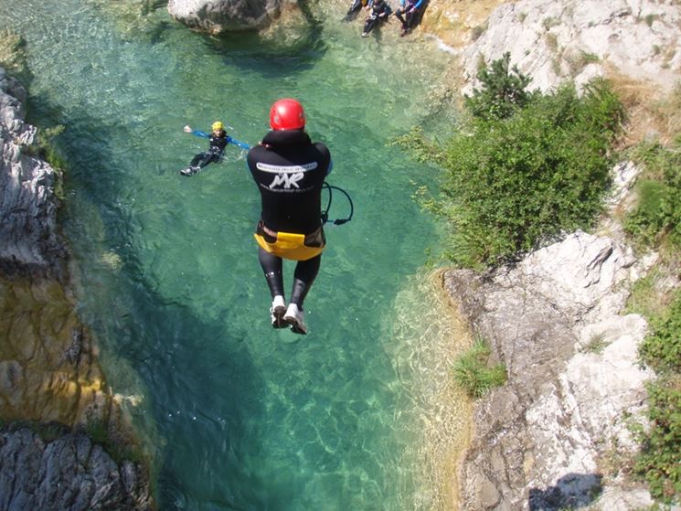 Un tuffo conclude spesso i percorsi di canyoning