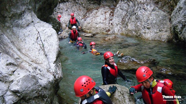 La pratica del canyoning in gruppo  pi divertente e sicura