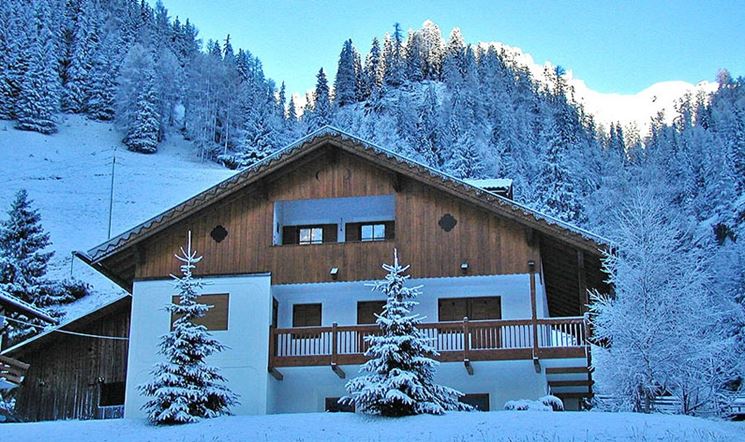 Neve e chalet in montagna: la magia  servita