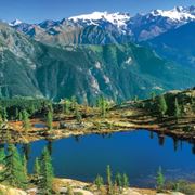 Paesaggio tipico della Valle d'Aosta con le cime innnevate ed i laghi alpini