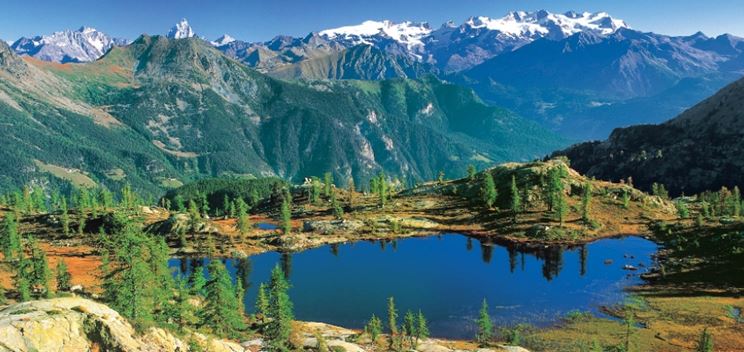 Paesaggio tipico della Valle d'Aosta con le cime innnevate ed i laghi alpini