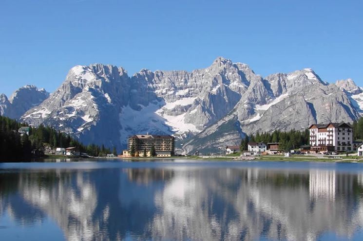 Vista panoramica di Misurina e del suo lago