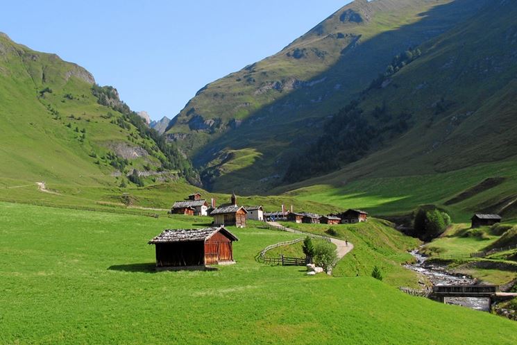 Una tradizionale malga alpina immersa nel verde