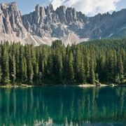 Il lago e le montagne che circondano Carezza