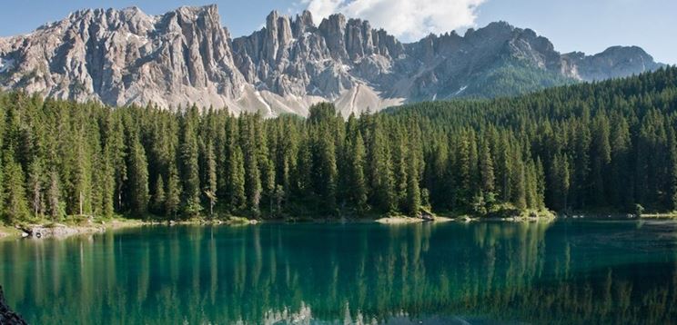 Il lago e le montagne che circondano Carezza