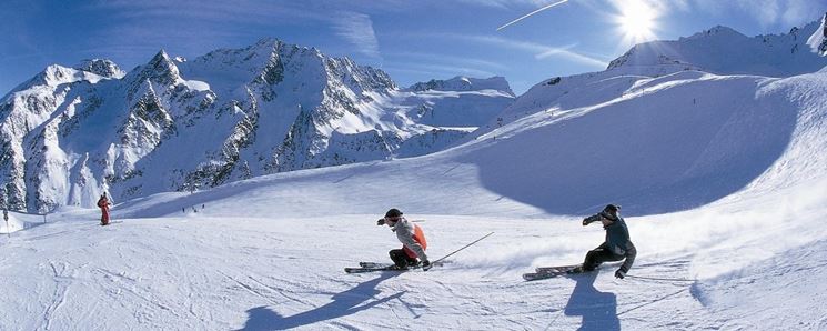 paesaggio innevato per sciatori