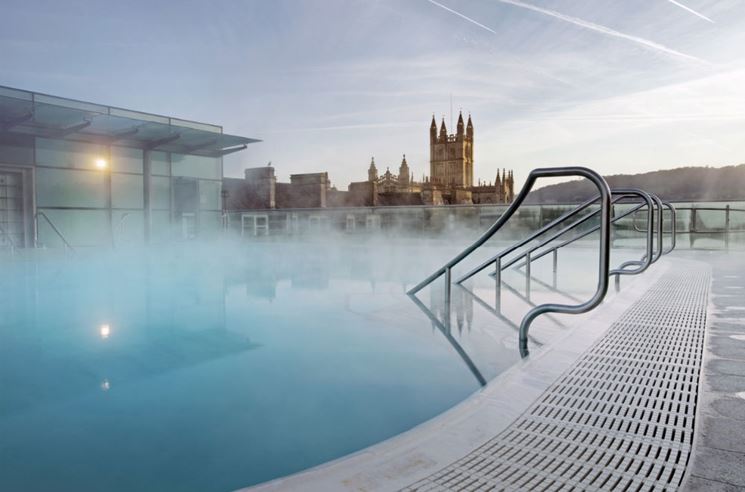 una piscina termale con vapori a Bath